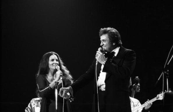 <p>Ebenfalls ein mittlerweile leider verstorbenes Traumpaar: Johnny Cash und June Carter. Sie verstanden sich auf so vielen Ebenen miteinander: musikalisch, intellektuell, freundschaftlich. Und das ist ganz typisch bei diesen Sternzeichen. Sie können Nächte damit verbringen, über politische Themen zu diskutieren und nebenbei viel Nähe auszutauschen. Sie lieben sich tief und innig, sodass kein Streit sie jemals auseinandertreiben könnte – zumindest nicht auf lange Sicht. (Bild-Copyright: David Redfern/Redferns/Getty Images)</p>