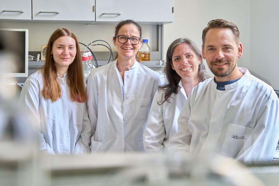 Das Team im Institut für Pharmazeutische Mikrobiologie: - (von links) Annika Krüger, Prof. Dr. Tanja Schneider, Dr. Stefania De Benedetti und Dr. Fabian Grein. (Bild: Gregor Hübl/Uni Bonn)                              