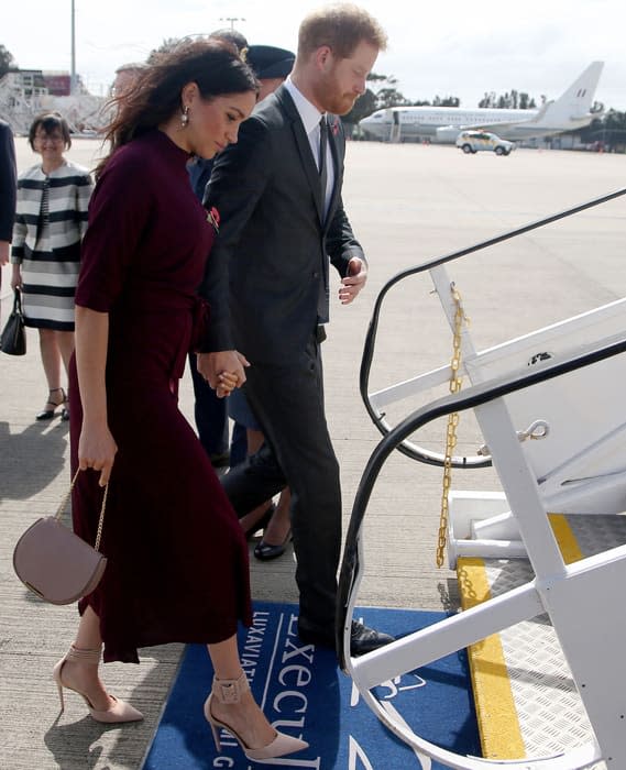 meghan-and-harry-boarding-a-plane