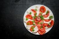 Käse wird oft verteufelt, dabei ist er eine gute Proteinquelle und liefert zudem Kalzium und das wichtige Vitamin B12 (unter anderem an Zellteilung und Blutbildung beteiligt). Ein Insalata Caprese ist ein toller Snack. Auch andere Käsesorten sind gute Zwischenmahlzeiten, die durch den Fettgehalt lange satt machen - und schmecken. (Bild: iStcok / Christian Camus)