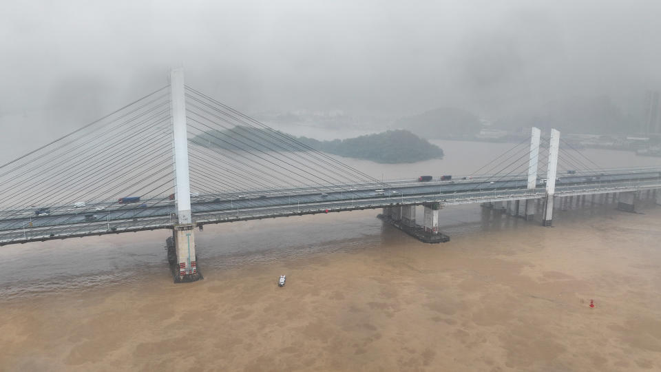 無人機23日拍攝的被撞的廣東佛山九江大橋。（圖／新華社）