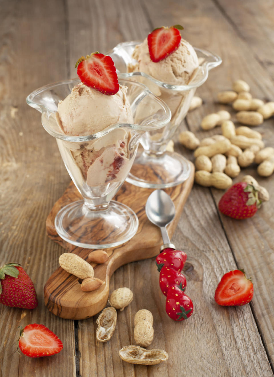 Elige entre las versiones más saludables del helado, sin azúcar y con frutas de topping.(Foto: iStock)