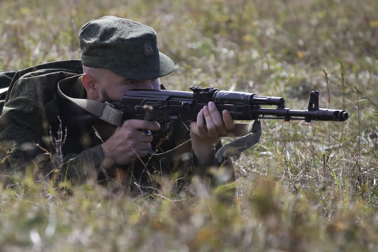 Un recluta asiste a un entrenamiento militar en un campo de tiro en la región de Krasnodar, en el sur de Rusia, el martes 4 de octubre de 2022