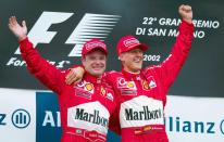 <p>En la imagen, Rubens Barrichello posa junto a Michael Schumacher, de quien fue fiel escudero durante seis temporadas en la escudería Ferrari. El brasileño es, con 326, el tercer piloto que más grandes premios ha disputado en la historia del Gran Circo, aunque su palmarés está lejos del de otras leyendas. (Foto: Andreas Rentz / Bongarts / Getty Images).</p> 