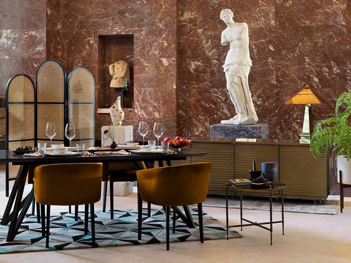 <p>Tras esto, y ante la Venus de Milo, habrá un banquete extravagante en un comedor improvisado para la ocasión.<br><br>Foto: <a rel="nofollow noopener" href="https://press.airbnb.com/louvre/" target="_blank" data-ylk="slk:Airbnb;elm:context_link;itc:0;sec:content-canvas" class="link ">Airbnb</a> </p>