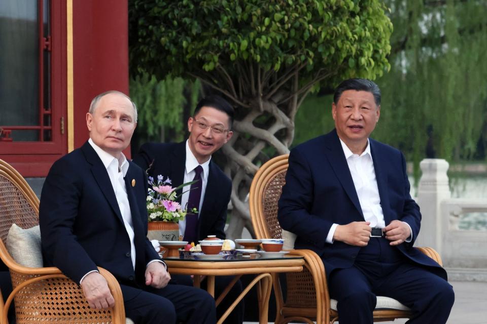 2024年5月16日，俄羅斯總統普丁（左）在中國進行國是訪問，與中國國家主席習近平（右）會面。美聯社
