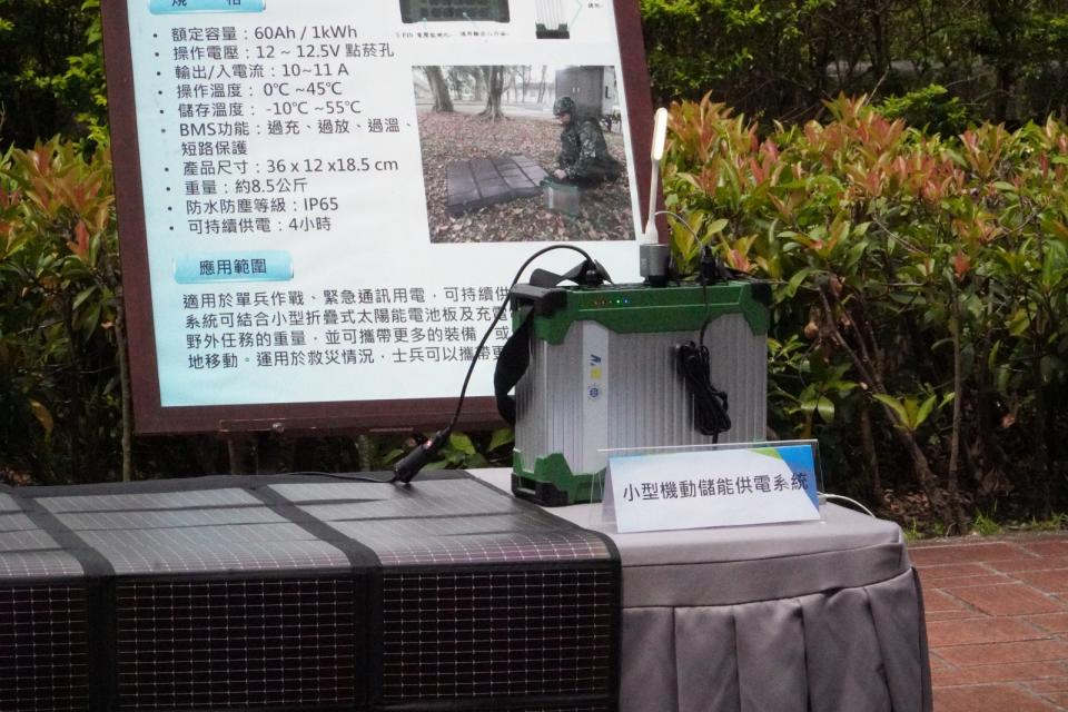 國家中山科學研究院2023.4.18於國防部營區發表四種型式的國軍機動儲能供電系統，由中科院飛彈所副所長任國光說明。郭宏章攝。