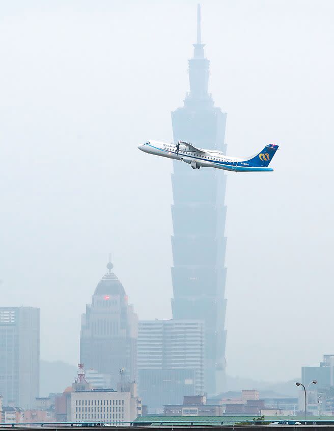 航空燃油價格持續上揚，國內線機票售價6月30日起調漲，平均調幅4.8％、約100元。（本報資料照片）