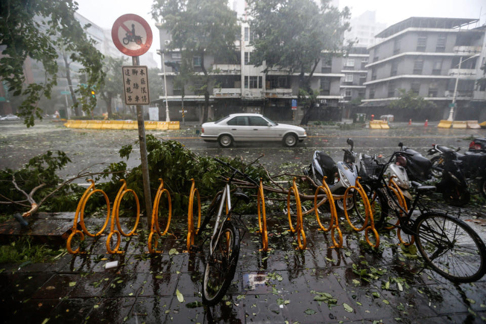 Typhoon Meranti hits Taiwan and heads for China