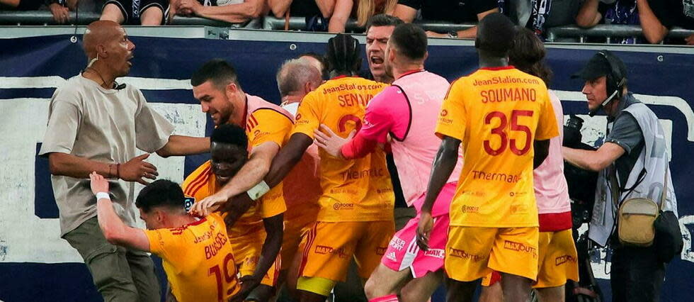 Le match Bordeaux-Rodez s'est définitivement arrêté après l'intrusion sur le terrain d'un supporteur bordelais.  - Credit:THIBAUD MORITZ / AFP