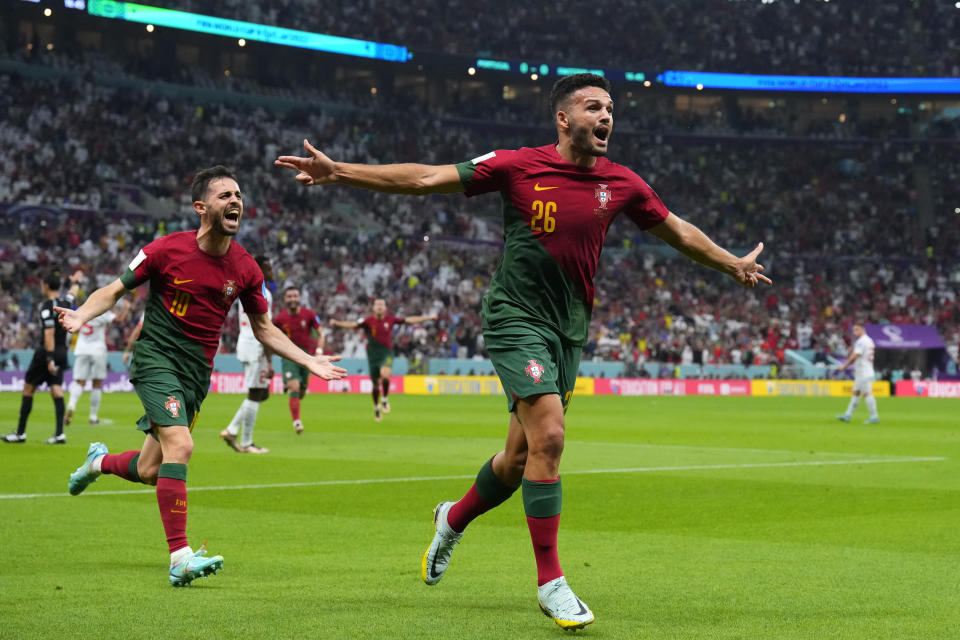 O português Gonçalo Ramos, à direita, comemora após marcar durante a partida das oitavas de final da Copa do Mundo entre Portugal e Suíça no Lusail Stadium em Lusail, Catar, terça-feira, 6 de dezembro de 2022. (AP Photo/Natacha Pisarenko)