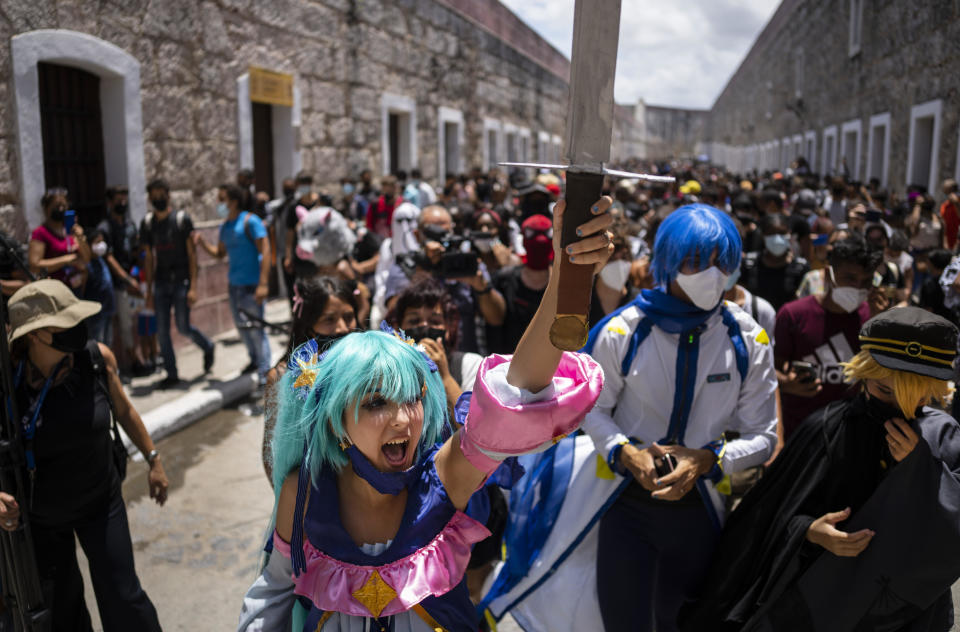 Jóvenes cubanos desfilan vestidos como sus personajes de anime o videojuegos favoritos, en el marco de la XXX Feria Internacional del Libro de La Habana, Cuba, el sábado 23 de abril de 2022. (AP Foto/Ramon Espinosa)