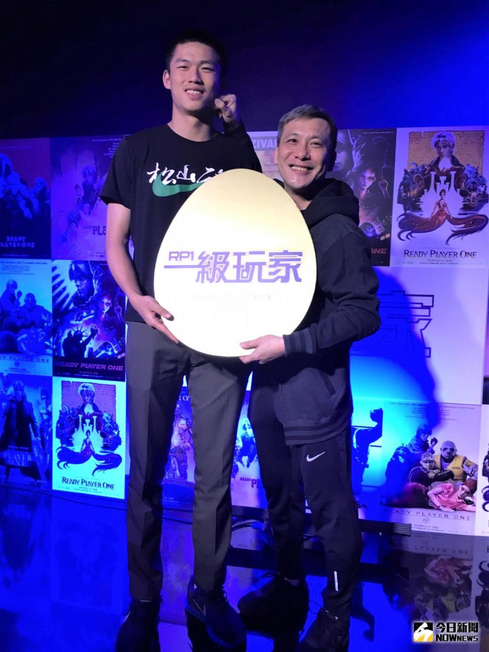 ▲松山高中球員林正(左)、總教練黃萬隆。（圖／鍾東穎攝 , 2018.03.19）