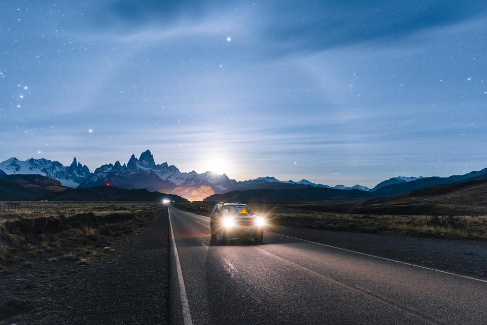 Los deslumbramientos pueden llegar a ser la causa de un grave accidente automovilístico. Foto: Getty Image. 