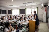 Al via in Cina il nuovo anno scolastico: solo a <strong>Wuhan</strong>, la città dove si è sviluppato il primo focolaio di coronavirus, hanno riaperto 2.842 tra asili, scuole primarie e secondarie per accogliere 1,4 milioni di studenti. Il vicedirettore dell'ufficio per l'istruzione di Wuhan ha annunciato che gli studenti delle scuole primarie e secondarie dovranno portare con sé le <strong>mascherine</strong>, ma non dovranno indossarle a scuola. A Wuhan, al momento, non ci sono casi confermati di Covid-19. (Getty Images)