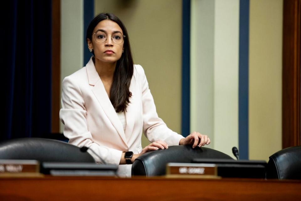 AOC y Sanders han propuesto una reforma de la legislación en materia de créditos (Foto: Anna Moneymaker / Getty Images).