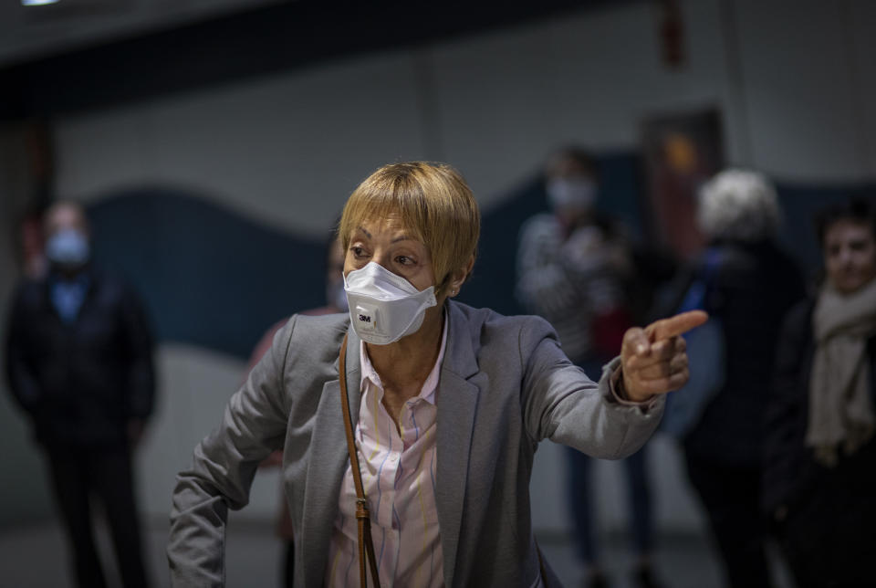 Una mujer con mascarilla en un hospital español. (AP Photo/Emilio Morenatti)