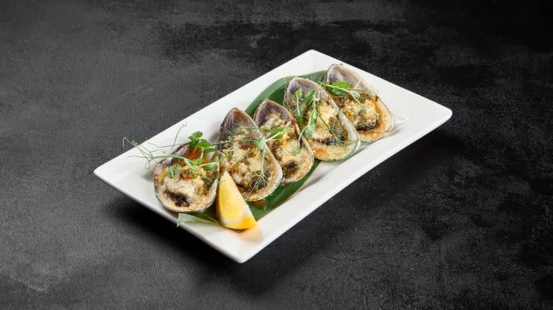 plate of mussels garnished with lemon