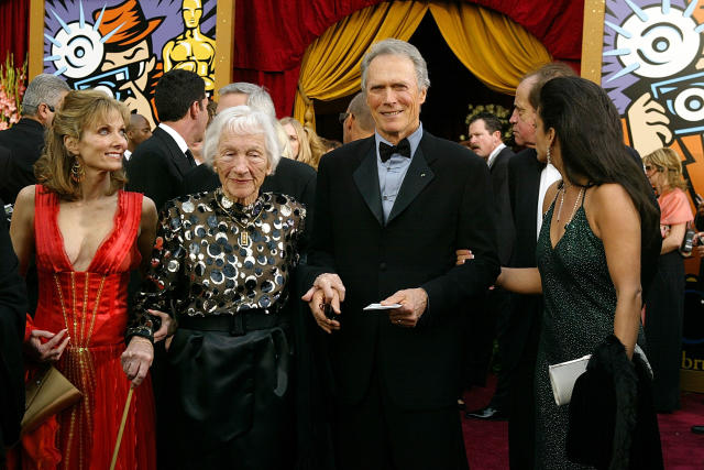De izq. a der: Laurie Murray, Ruth Wood (su abuela), Clint Eastwood y Dina Ruiz asisten a los 76&#xba; Premios anuales de la Academia el 29 de febrero de 2004 en el Teatro Kodak, en Hollywood, California. (Foto de Carlo Allegri/Getty Images)