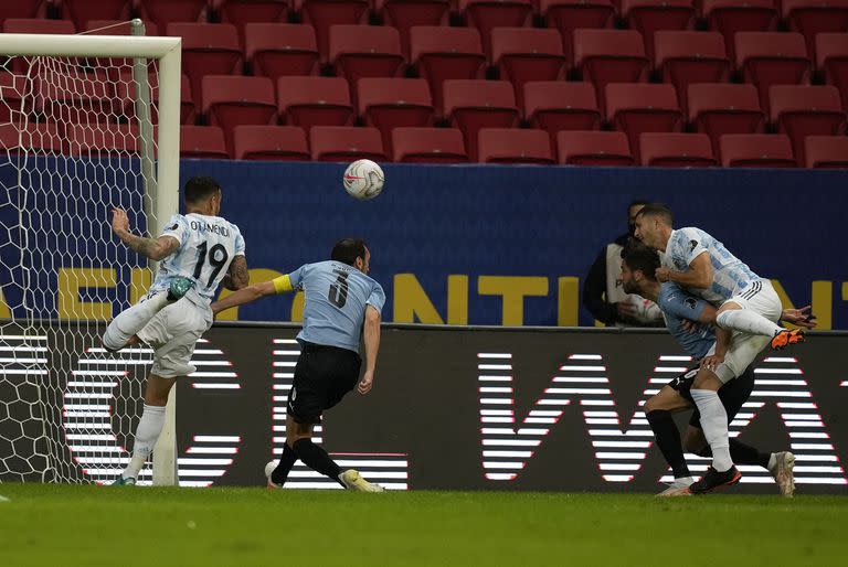 El cabezazo de Guido Rodríguez, que estableció el 1 a 0 argentino frente a Uruguay