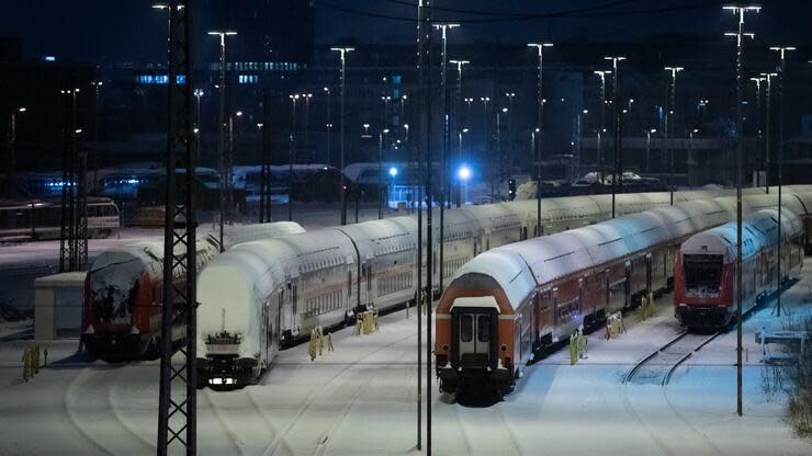 In Dutzenden Betrieben der Bahn ist nicht mehr klar, welcher Tarifvertrag dort eigentlich gilt - der mit der EVG oder der mit der Gewerkschaft Deutscher Lokomotivführer (GDL). Foto: dpa