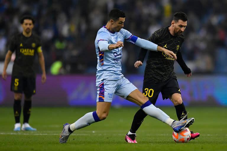 Cristiano Ronaldo y Lionel Messi, en enero pasado, en un partido amistoso en Arabia Saudita; la rivalidad los elevó al extremo