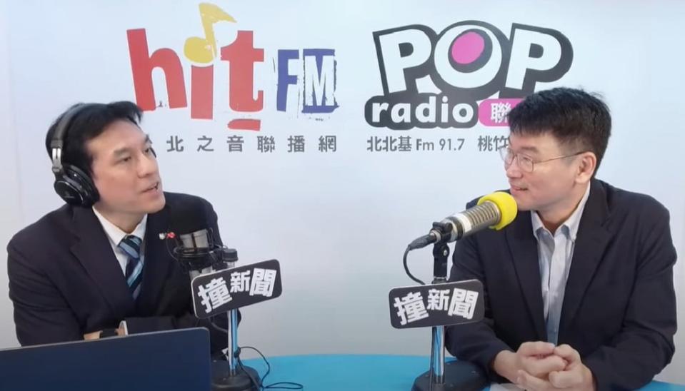 針對中共官媒傳出盯梢台灣政論節目一事，陸委會副主委梁文傑（右）在廣播節目坦言，由於大家都否認，且該記者已經離境，目前調查碰到困難。翻攝《POPradio》YT頻道