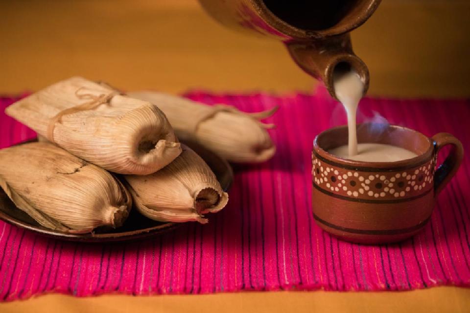 Disuelve la masa antes de agregarlo a la olla, eso te permitirá tener un atole sin grumos.