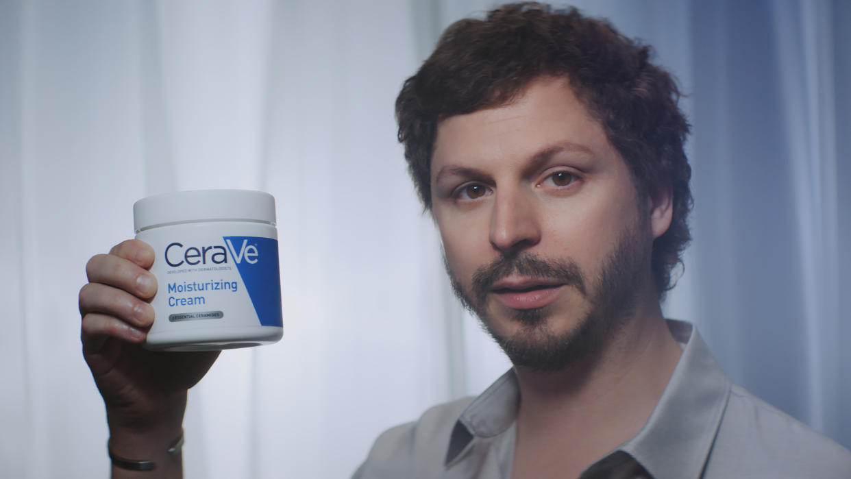 El actor Michael Cera en un anuncio de la marca de cuidado de la piel CeraVe. (CeraVe vía The New York Times).