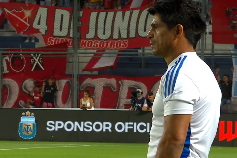 Hugo Ibarra, observando el empate entre Boca 0 vs. Independiente 0