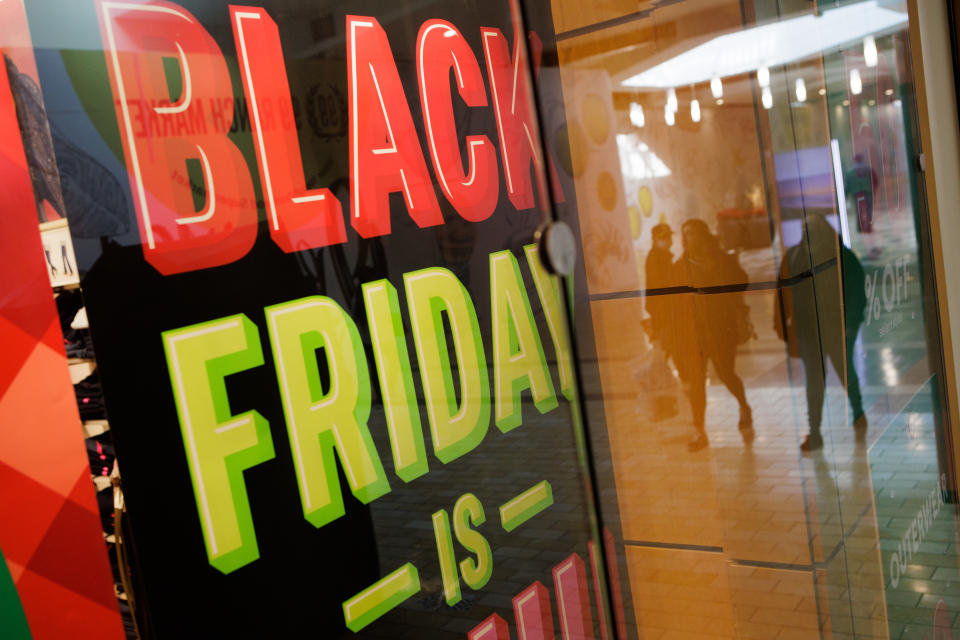 SAN JOSE, CA - 26. November: Black Friday-Käufer werden in der Reflexion eines Schaufensters gesehen, während sie am Freitag, den 26. November 2021 durch das Einkaufszentrum Westfield Oakridge in San Jose, Kalifornien, gehen. (Foto von Dai Sugano/ MediaNews Group/The Mercury News via Getty Images)