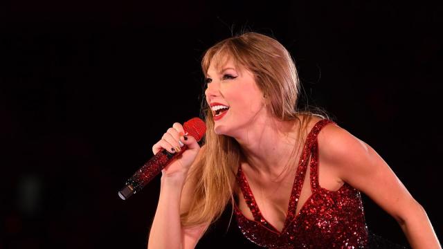 Video Taylor Swift and Travis Kelce share a kiss after her Buenos Aires  concert - ABC News