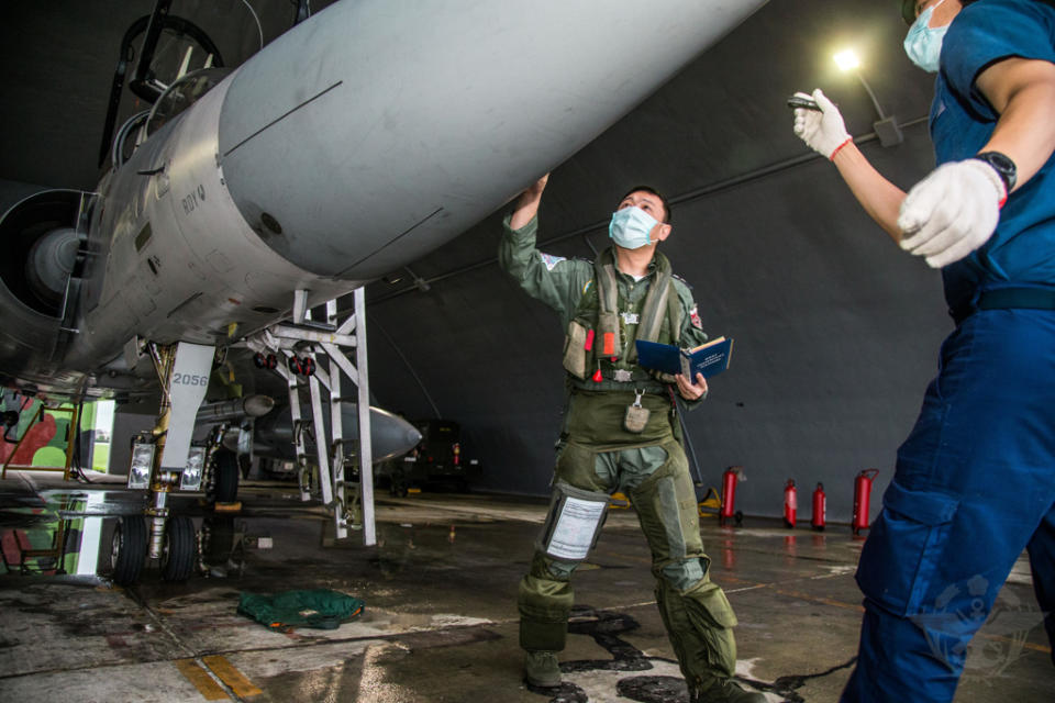 空軍第二聯隊幻象戰機空地勤人員於起飛前執行360度檢查。（國防部提供）