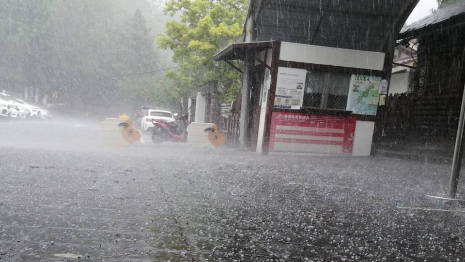 午後熱對流，讓青境農場下了大雨與冰雹。（清境農場提供）