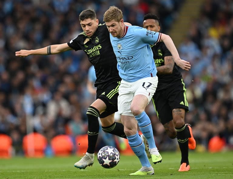 Kevin De Bruyne conduce la pelota ante la marca de Federico Valverde, en el último enfrentamiento entre el City y Real Madrid