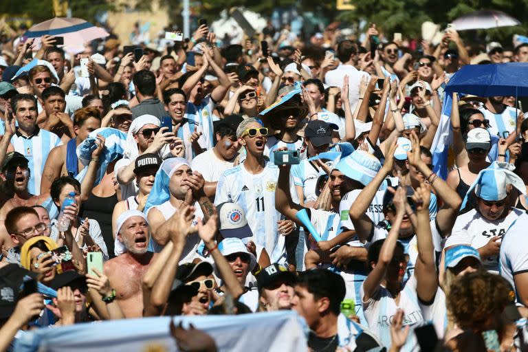 A pesar del calor, una multitud disfruta el partido de Argentina versus Países Bajos en la pantalla gigante de Palermo