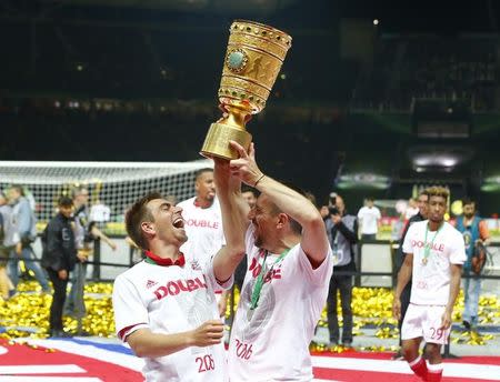 Football Soccer - Bayern Munich v Borussia Dortmund - German Cup (DFB Pokal) Final - Olympiastadion, Berlin, Germany - 21/05/16. Bayern Munich players Franck Ribery and Philipp Lahm celebrate with the trophy after winning the German Cup. REUTERS/Michael Dalder