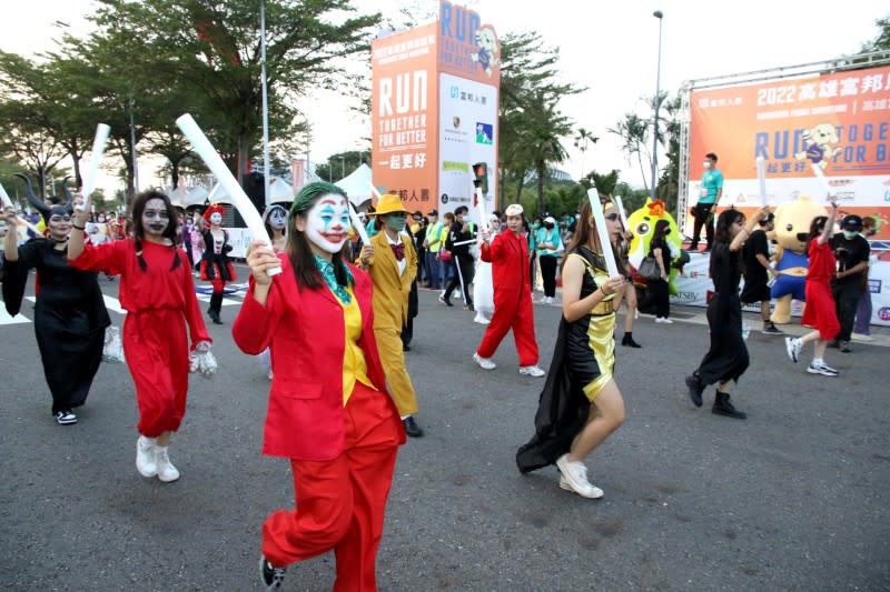 變裝遊行由樹德家商同學裝扮，天使與惡魔、小丑與小丑女、動漫-鬼滅之刃與萬聖馬戲團領軍出發。（圖/高市運發局提供）