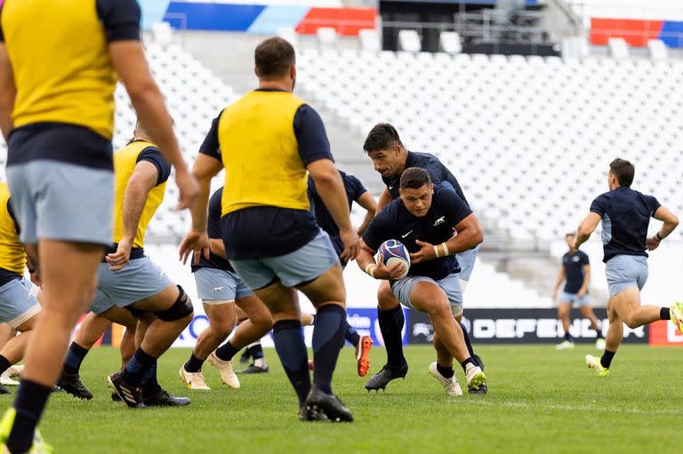 Con respaldo de Tomás Lavanini, Thomas Gallo arremate a la salida de un ruck en el ensayo en el Vélodrome; el juego corto debería ser una fortaleza de los Pumas en el choque de este sábado con los ingleses.