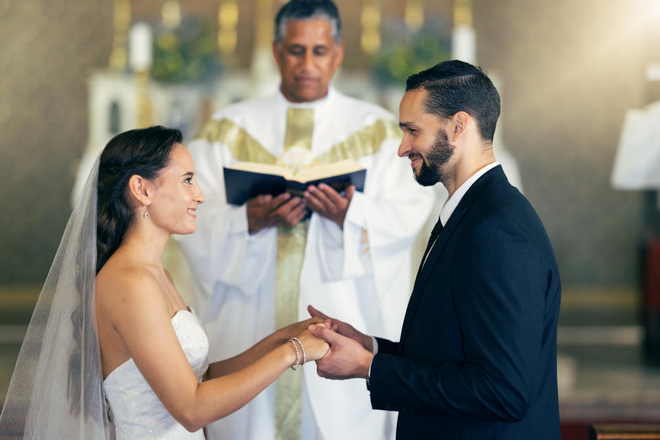 在婚禮中，新郎和新娘會面對面站在牧師或主持人面前，相互宣讀誓詞（示意圖/Getty Image）