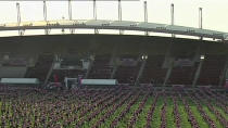 Nearly 5000 hula-hoopers have set a new world record in Thailand after dancing for seven minutes at the same time.