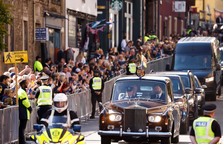 El rey Carlos III de Gran Bretaña y Camilla, la reina consorte son conducidos a lo largo de la Milla Real hacia el Palacio de Holyroodhouse, en Edimburgo el 12 de septiembre de 2022. 