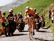 Eddy Merckx kämpfte bei der Tour de France im Anstieg zum Puy de Dome um seinen Gesamtsieg, als ihn ein Fan aus der Zuschauermenge in die Magengegend schlug. Der Belgier verfehlte dadurch nicht nur seinen Etappen-, sondern auch seinen Tour-Erfolg. (Bild-Copyright: PhotosportInt/REX Shutterstock)