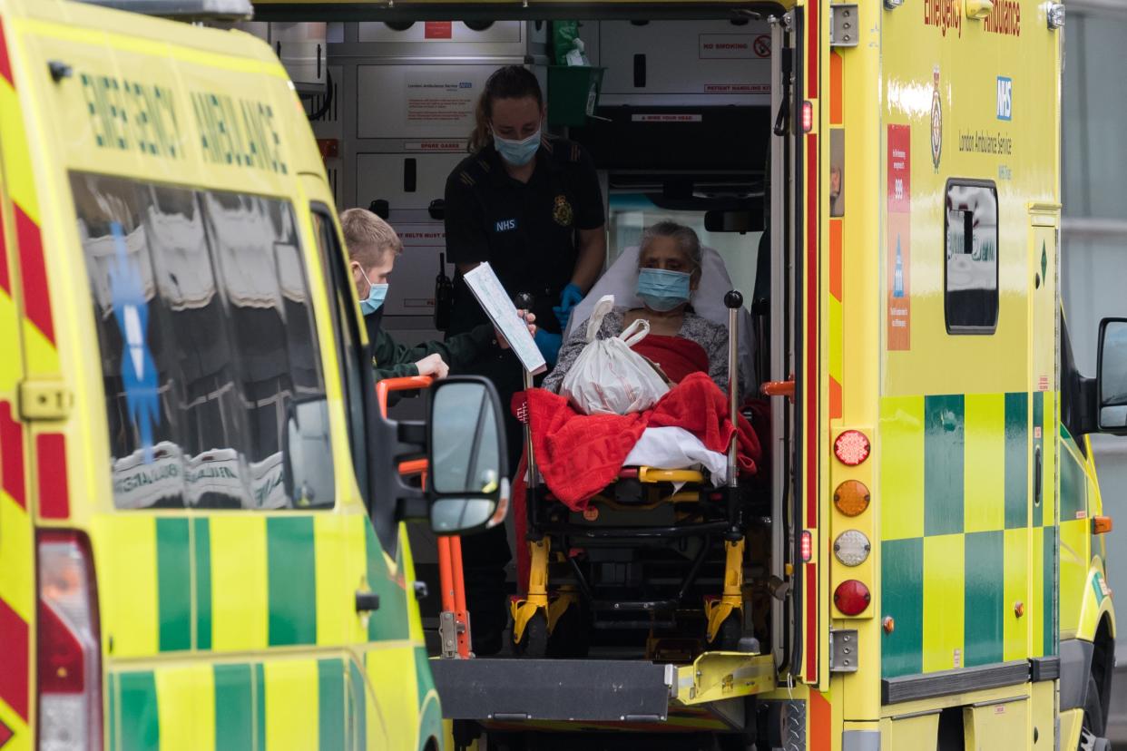 <p>Los paramédicos transportan a un paciente de la ambulancia al departamento de emergencias en el Royal London Hospital, el 15 de enero de 2021 en Londres, Inglaterra. Los hospitales de todo el país están lidiando con un aumento continuo de casos de Covid-19, brindando atención a más de 35,000 personas, que es alrededor del 50% más que en el pico del virus en la primavera, con el temor de que los hospitales de Londres puedan verse abrumados en dos semanas a menos que disminuya la tasa de infección actual.</p> (Wiktor Szymanowicz / Barcroft Media a través de Getty Images)