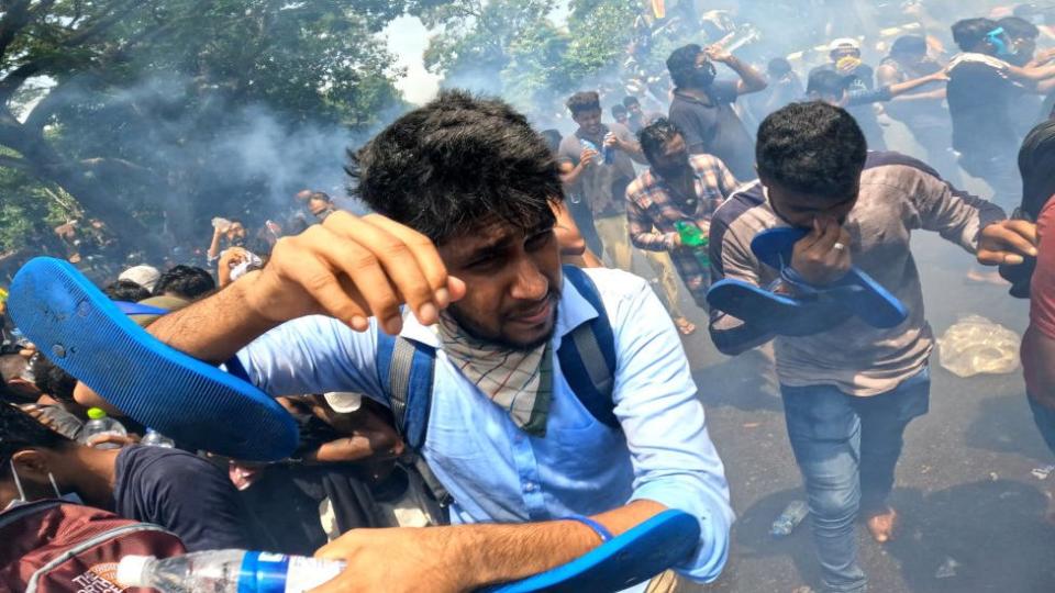 La policía intenta dispersar las masivas protestas en Colombo.