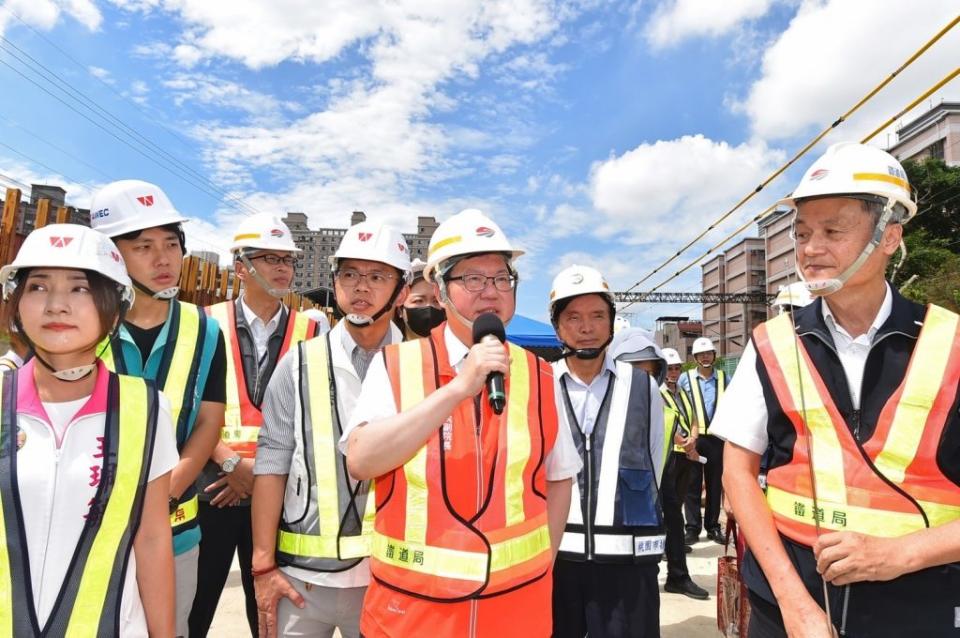 視察「桃園鐵路地下化平鎮車站工程」，鄭文燦宣布平鎮臨時車站一一五年啟用。（行政院提供）