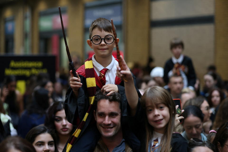 Maxime Bouillot, fan de Harry Potter, de 8 años, de Londres, asiste al Día de Regreso a Hogwarts en la estación Kings Cross en Londres, Gran Bretaña, el 1 de septiembre de 2023. REUTERS/Hollie Adams