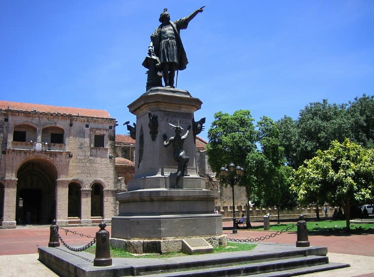 El monumento a Cristóbal Colón ubicado frente a la catedral de Santo Domingo, en una fotografía tomada en julio de 2005 (PH Gilles)