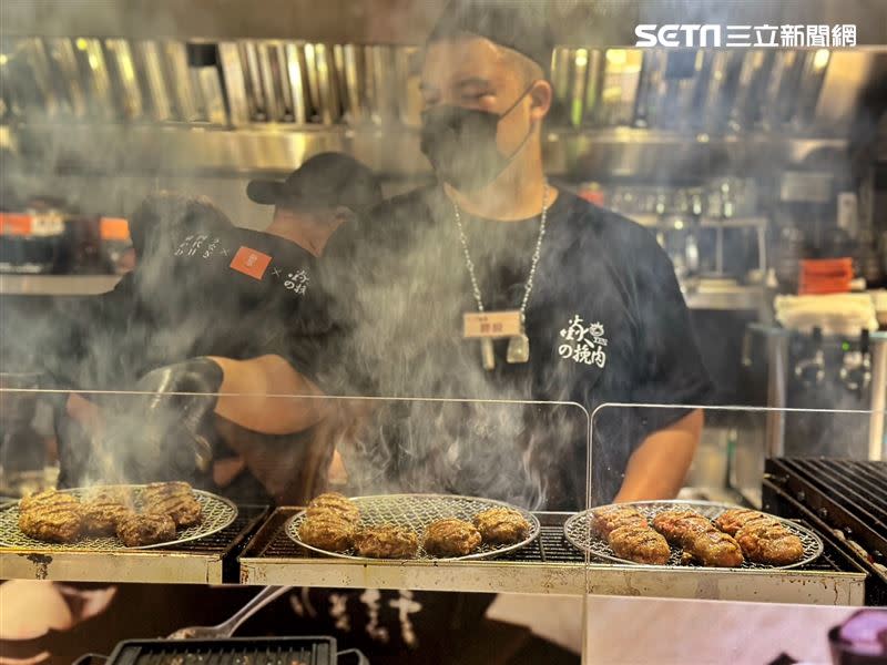 橘焱胡同集團旗下新品牌「焱の挽肉」，打卡送「1顆漢堡排」。（圖／記者劉沛妘攝影）