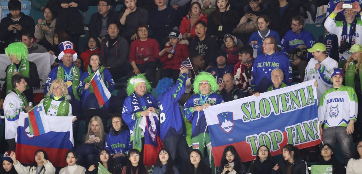 These Slovenian fans are probably still partying. (Corea del Sur, Eslovenia, Estados Unidos)